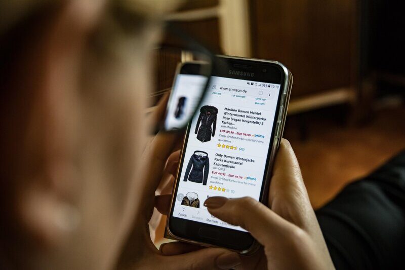 Online kupovina jakni preko Amazona uz pametan savet za digitalnu sigurnost.