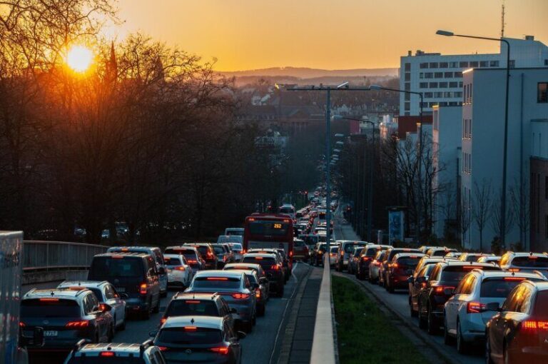 Savremeni gradski život i svakodnevna gužva u saobraćaju na zalasku sunca.