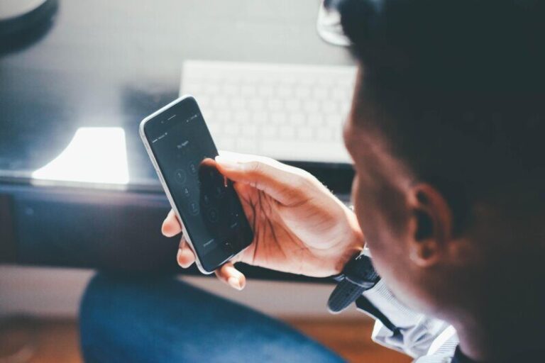 Stalna upotreba digitalnih uređaja može izazvati mentalni umor na poslu.